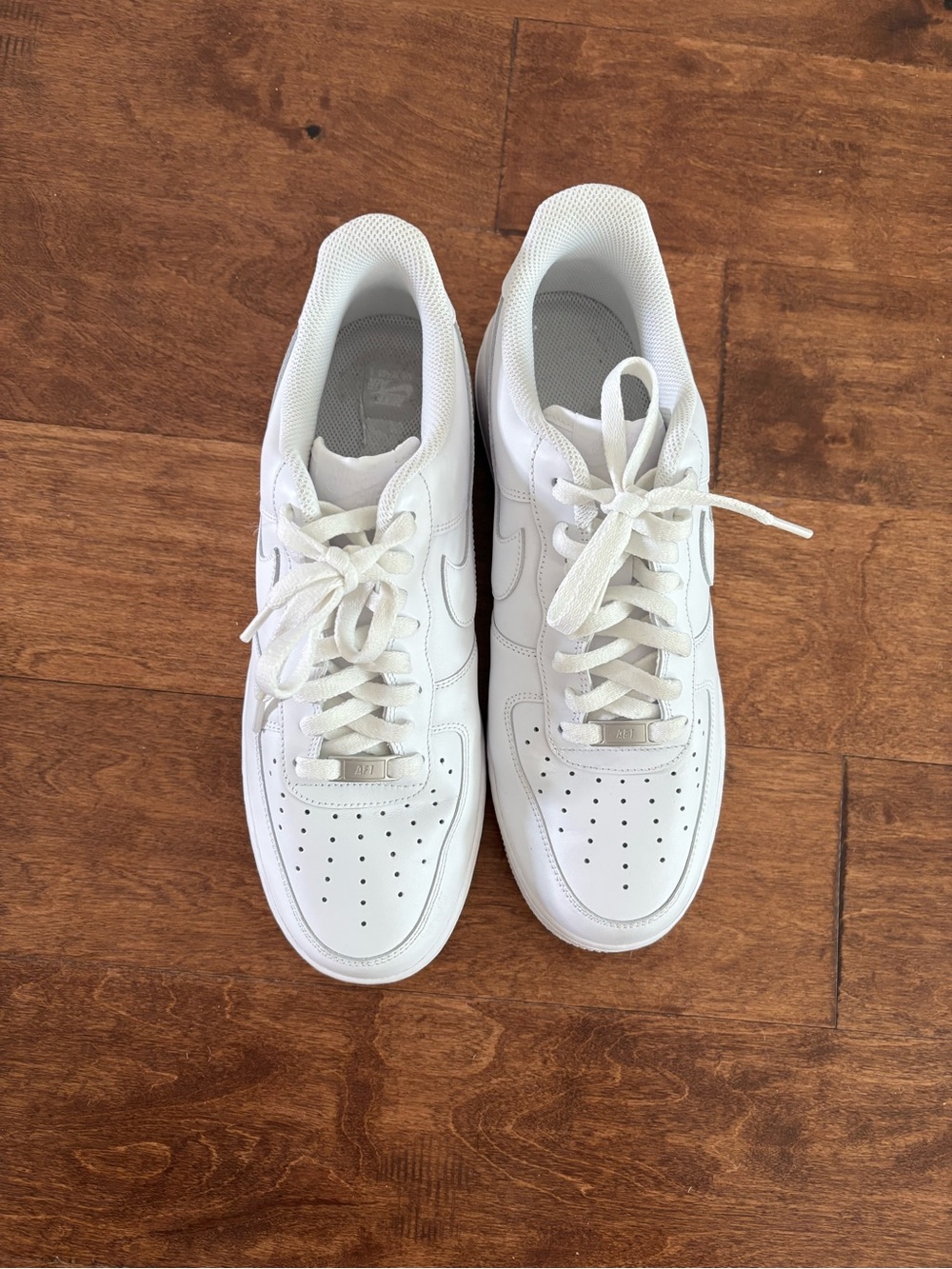 Nike All-White Low-Top Leather Sneakers - Picture 4 of 6